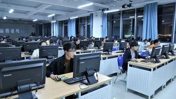 智能信息管理學院 融合創新，引領數字化時代餐飲與旅游管理